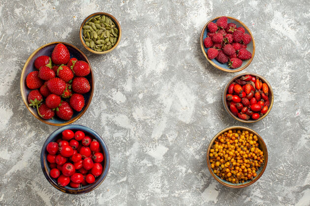 胡椒顶视图新鲜浆果在盘子里白色背景浆果草莓甜点