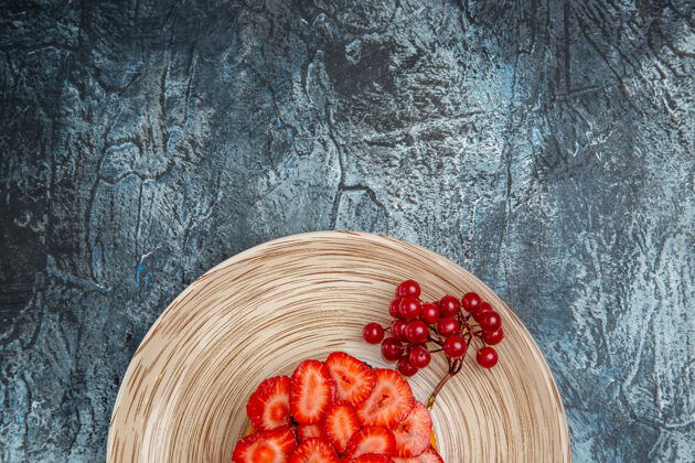 蔬菜在黑暗的桌子上俯瞰美味的草莓蛋糕和红色浆果营养食物深色