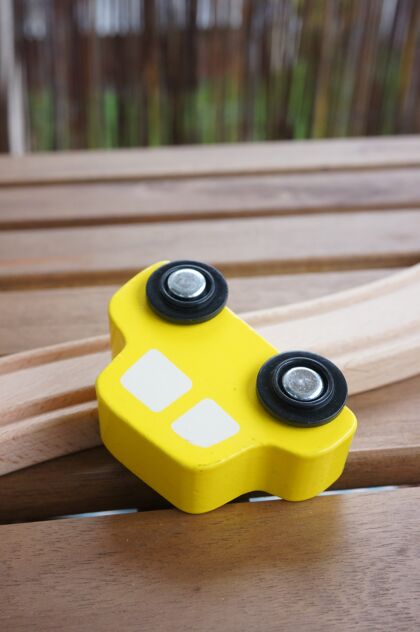 司机特写镜头的玩具木车附近的木制轨道游戏赛车比赛
