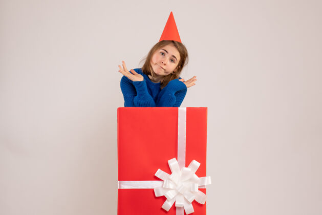情感正面图红色礼品盒内的年轻女性惊喜礼物里面