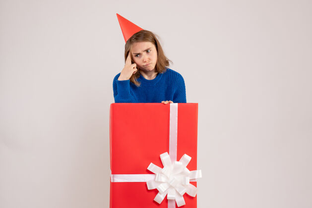 盒子正面图红色礼品盒内的年轻女性圣诞节红色庆祝