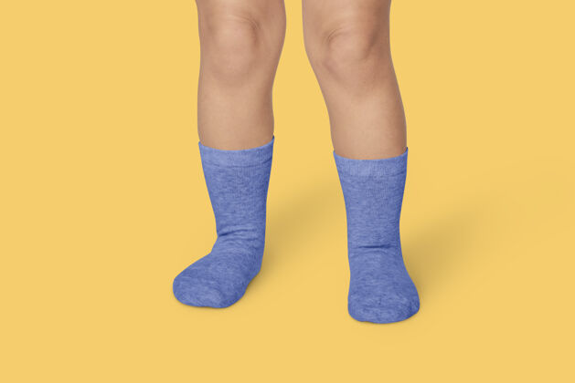 朴素孩子蓝袜子时尚穿着女孩