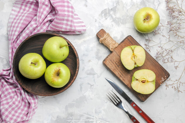 梨在浅白色背景上俯瞰新鲜的绿色苹果健康健康食物