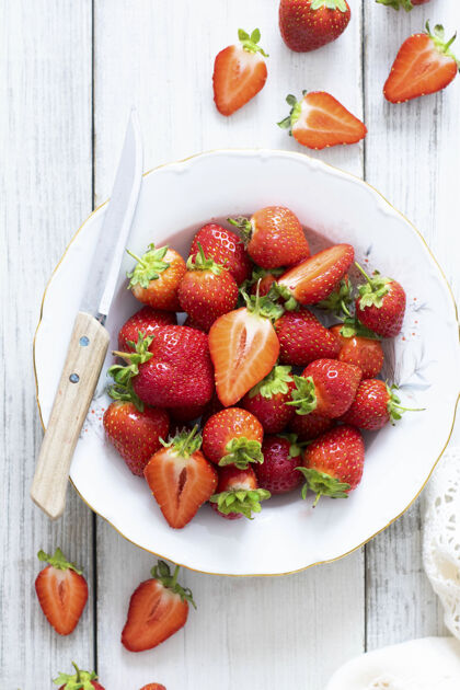 食品图像草莓板与刀顶视图健康食品碗红色水果