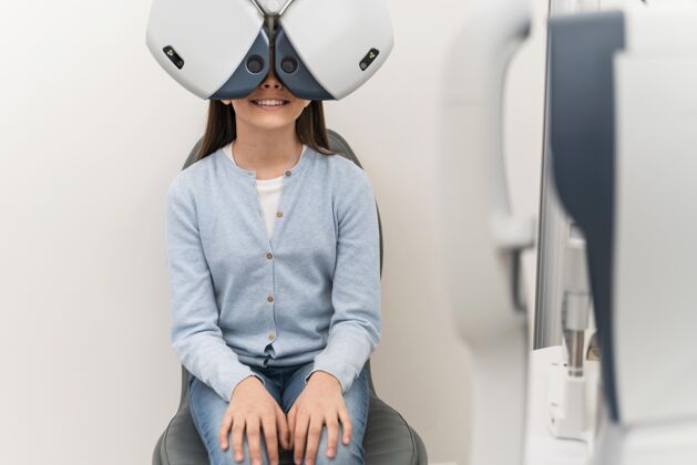 光学年轻女孩在眼睛咨询诊所视力室内
