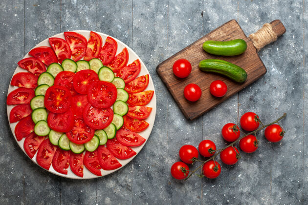 新鲜顶视图新鲜切片西红柿优雅地设计与黄瓜灰色乡村空间水果黄瓜饮食