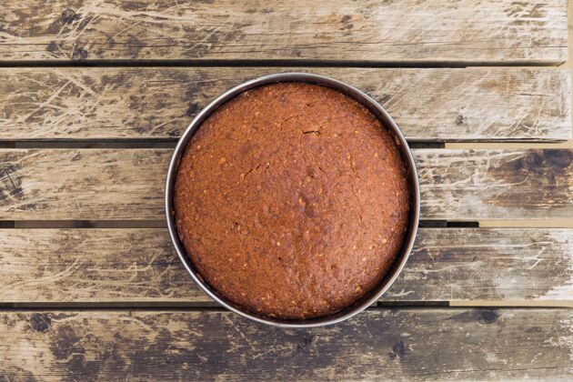 特写头顶拍摄的美味烤蛋糕在一个圆形模具在木制表面烘焙早餐形状