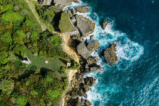 岩石空中拍摄的一个靠近大海的岛屿景观海岸海洋