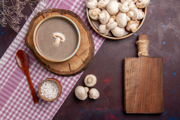 贝壳顶视图美味蘑菇汤与新鲜蘑菇暗紫色空间食物烹饪汤