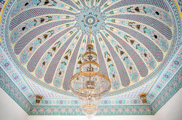 寺庙大的金色吊灯在一个有伊斯兰传统宗教装饰的杂色天花板上陶瓷吊灯伊斯兰