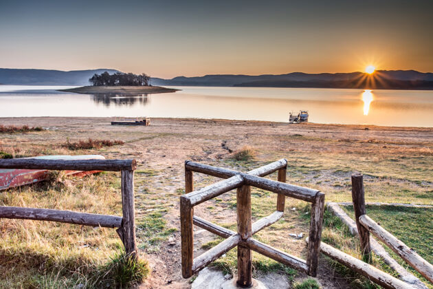 绿色保加利亚日落时平静湖泊的迷人镜头乡村平静风景