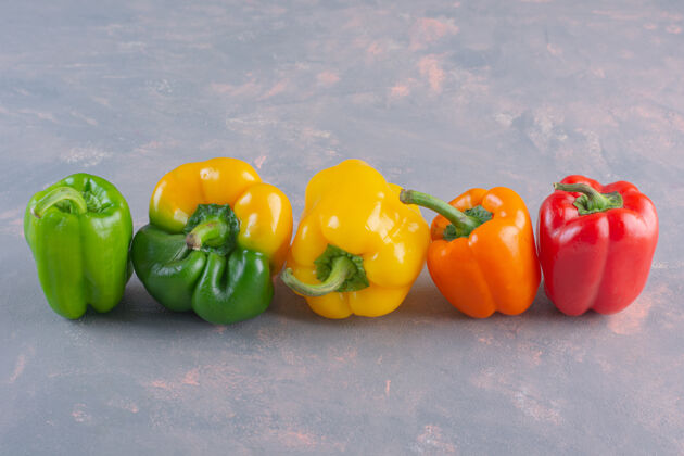 胡椒新鲜五颜六色的有机辣椒放在石头背景上五颜六色烹饪营养