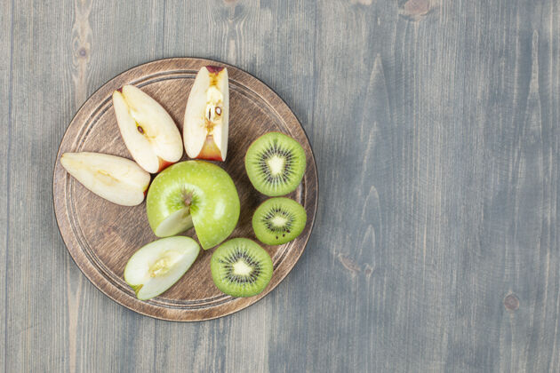 猕猴桃木桌上放着鲜猕猴桃苹果片食物多汁新鲜