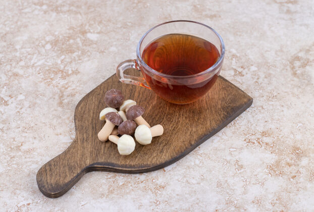 甜点一杯放在木板上的香菇热茶杯子五颜六色美食