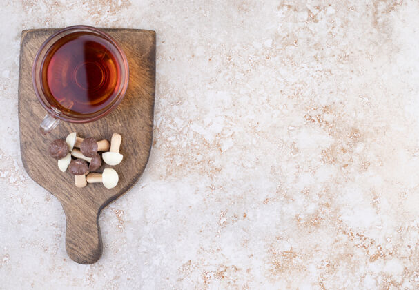 杯子一杯放在木板上的香菇热茶茶活力茶杯