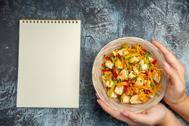 食物鸡肉沙拉的顶视图 上面有蔬菜切片午餐光烹饪