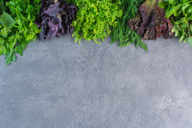 生菜石头背景上新鲜健康的绿色蔬菜的照片香料绿色顶视图