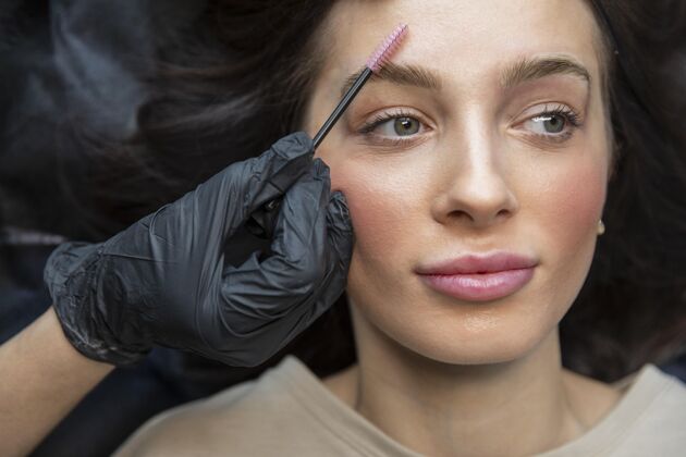 专业美容师正在为她的客户做眉毛护理客户轮廓美容院