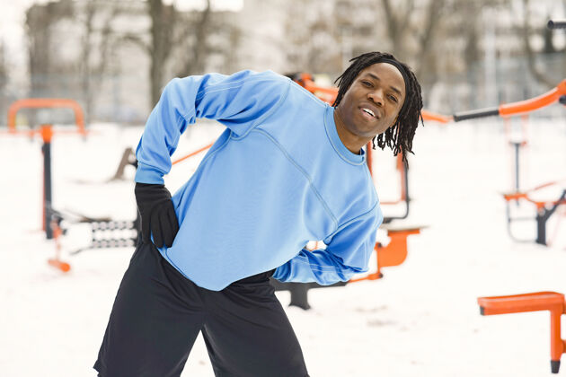 冬季冬天公园里的男人在外面训练的非洲男人运动户外蓝色