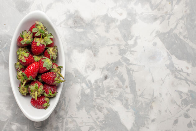 里面顶视图红色草莓盘内以白色为背景浆果野生植物树醇香水果多汁新鲜