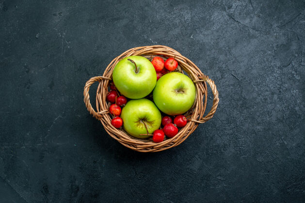 吃苹果顶视图篮子与水果苹果和甜樱桃在黑暗的表面水果浆果组成的新鲜树可食用的水果新鲜顶部