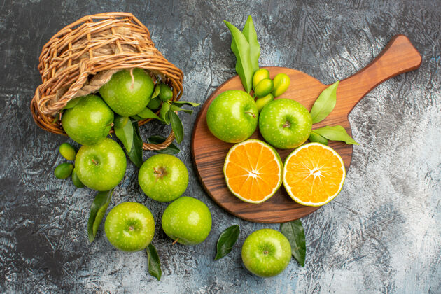柑橘顶部特写镜头：苹果一篮苹果 在砧板上放着叶子和柑橘类水果特写食物健康