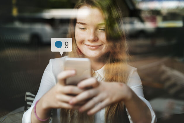 社交媒体快乐女孩在咖啡馆使用智能手机社交媒体互联网消息青少年