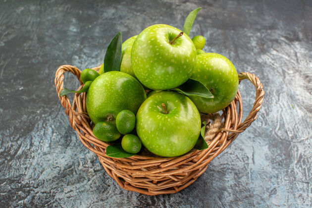 梨侧面特写苹果绿叶苹果柑橘类水果在篮子里史密斯奶奶壁板吃苹果