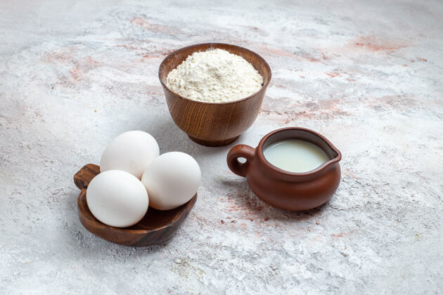正面图全生鸡蛋加面粉和牛奶上白面鸡蛋生早餐餐食品早餐风景膳食