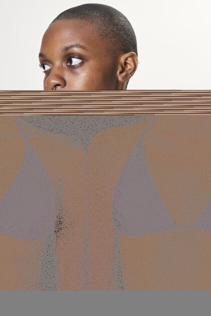 身体穿浅粉色三角比基尼的黑人女人模型姿势品牌