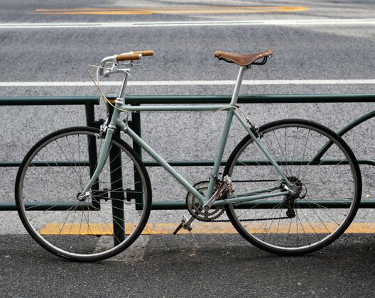 骑行绿色自行车与棕色和黑色的细节户外生活方式水平