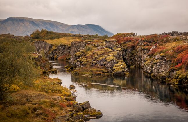 河流冰岛thingvellir国家公园捕获的流经岩石的河流平静水天空