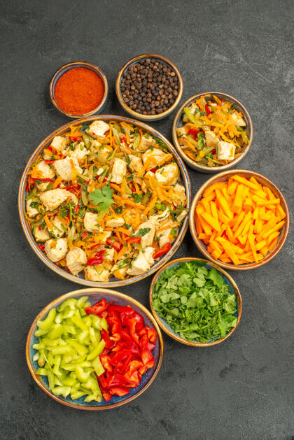 美食俯视图鸡肉沙拉与蔬菜和蔬菜在黑暗的桌子饮食沙拉健康盘子晚餐食物