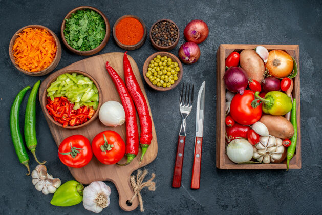 西红柿顶视新鲜蔬菜与绿色的深色桌子沙拉蔬菜成熟的颜色沙拉新鲜晚餐