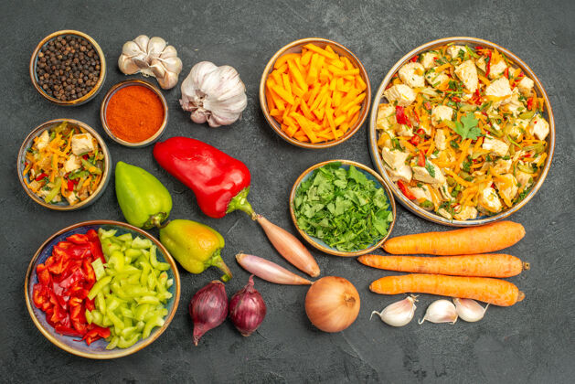 美食顶视图鸡肉沙拉 蔬菜和蔬菜上深色餐桌饮食熟透健康晚餐成熟一餐