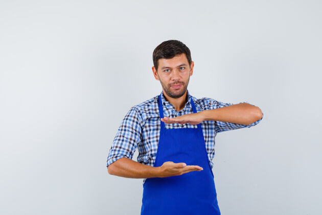 男士穿着蓝色围裙和衬衫的年轻男厨师厨师男士制服