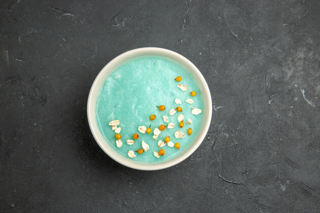 深色顶视图蓝色冰镇甜点内板上的深色米色冰淇淋陶器皮氏培养皿球体