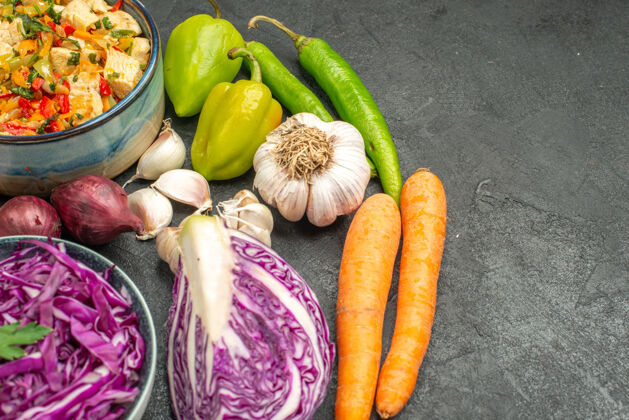 沙拉前视图深灰色餐桌上新鲜蔬菜红色卷心菜减肥熟透沙拉深色健康素食