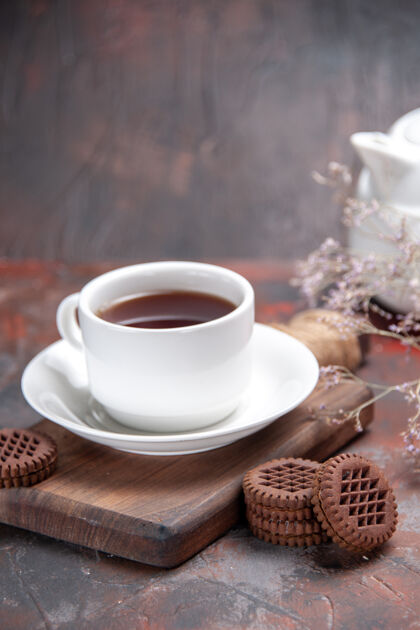 杯子前视图一杯茶和饼干放在一张深色的桌子上深色的饼干杯子茶杯早晨