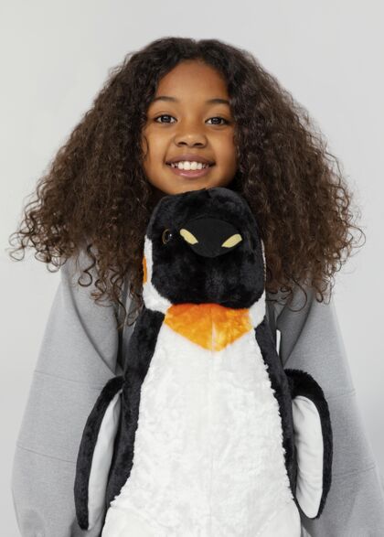 玩具中枪笑脸女孩抱着企鹅姿势可爱企鹅