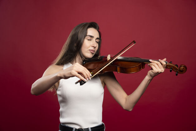 音乐年轻漂亮的拉小提琴的女人小提琴小提琴演奏