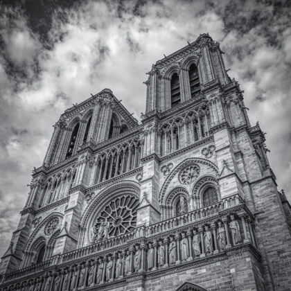 夫人法国巴黎圣母院的灰度照片寺庙城市宗教