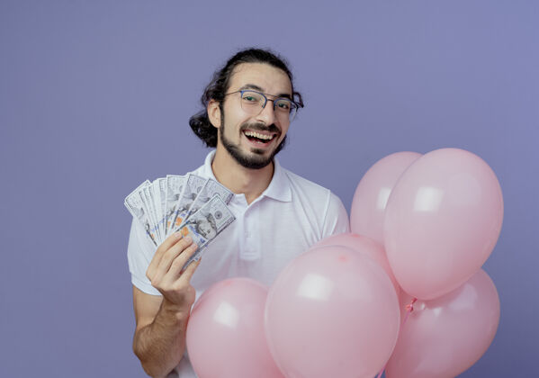 气球一个戴着眼镜的男人 手里拿着现金和气球 在紫色的背景上与世隔绝现金戴着眼镜