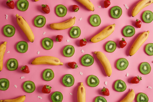零食香蕉 猕猴桃 成熟草莓的平铺层可用作甜点 果汁或果酱的配料粉红色背景的健康热带水果品种适合饮食的新鲜产品有机多汁饮食