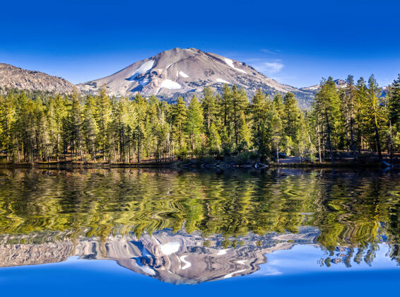 无人加州拉森国家公园的镜湖风景山美丽
