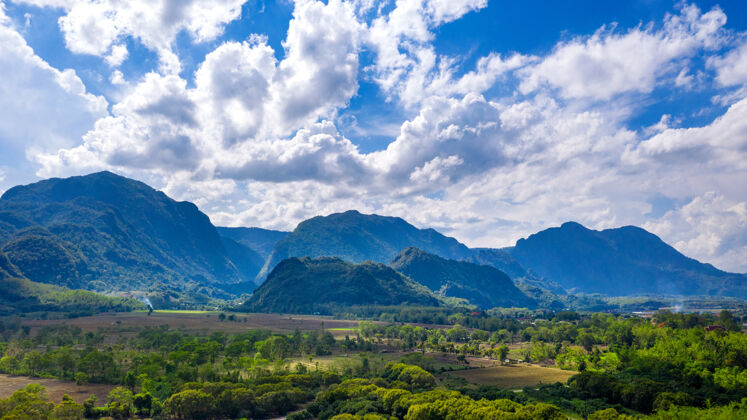 自然鸟瞰泰国清莱的doinangnon山或泰国洞thamluang隧道场景景观