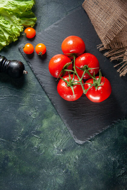红色西红柿顶视图红色西红柿在黑暗的背景下成熟成长餐食物树颜色沙拉照片晚餐生长晚餐沙拉