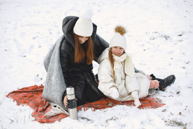 小一家人在度假时戴着编织的冬帽自然针织品父母