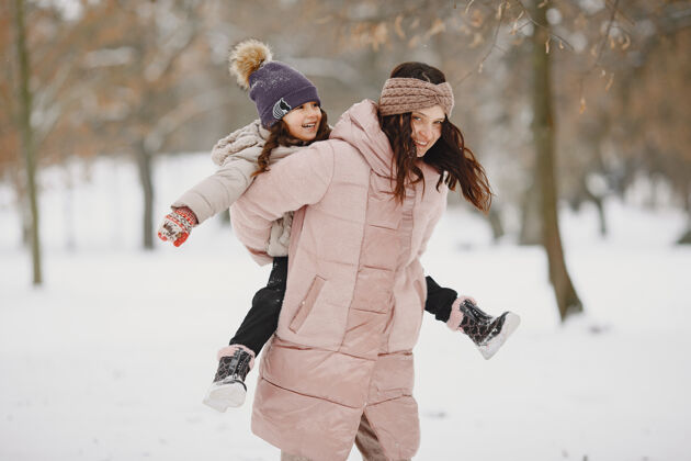 手套公园里的女人和小女孩女孩毛衣冬天
