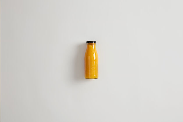 平衡新鲜自制芒果菠萝橙汁 玻璃瓶装 白色背景碳水化合物 纤维 蛋白质和健康脂肪的均衡组合保持热量不足的饮料新鲜营养零食